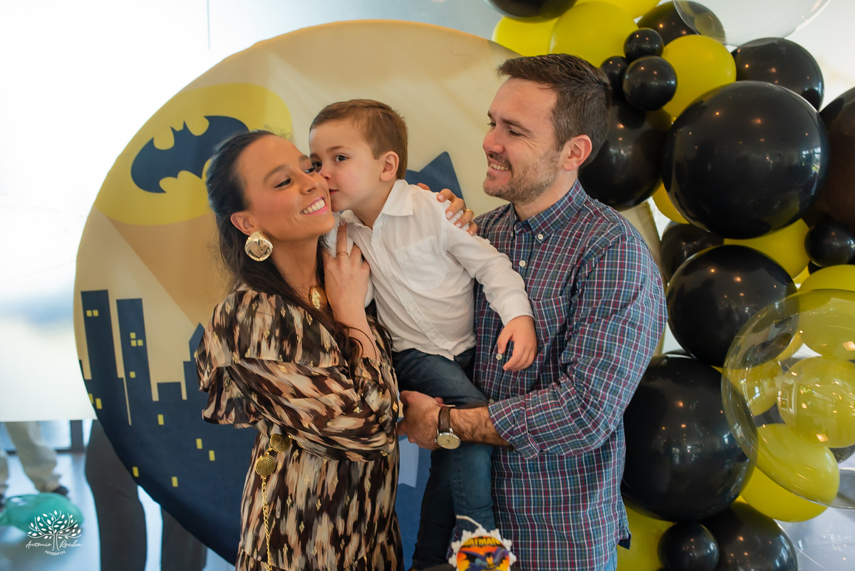 fotografia infantil - fotógrafo de aniversários - registro de infância - festa infantil - fotos espontâneas - fotógrafo em família - lembranças de aniversário - fotografia de criança  - tema Batman - animador Roxito - chuva de neve - Antonio Rochas Fotos