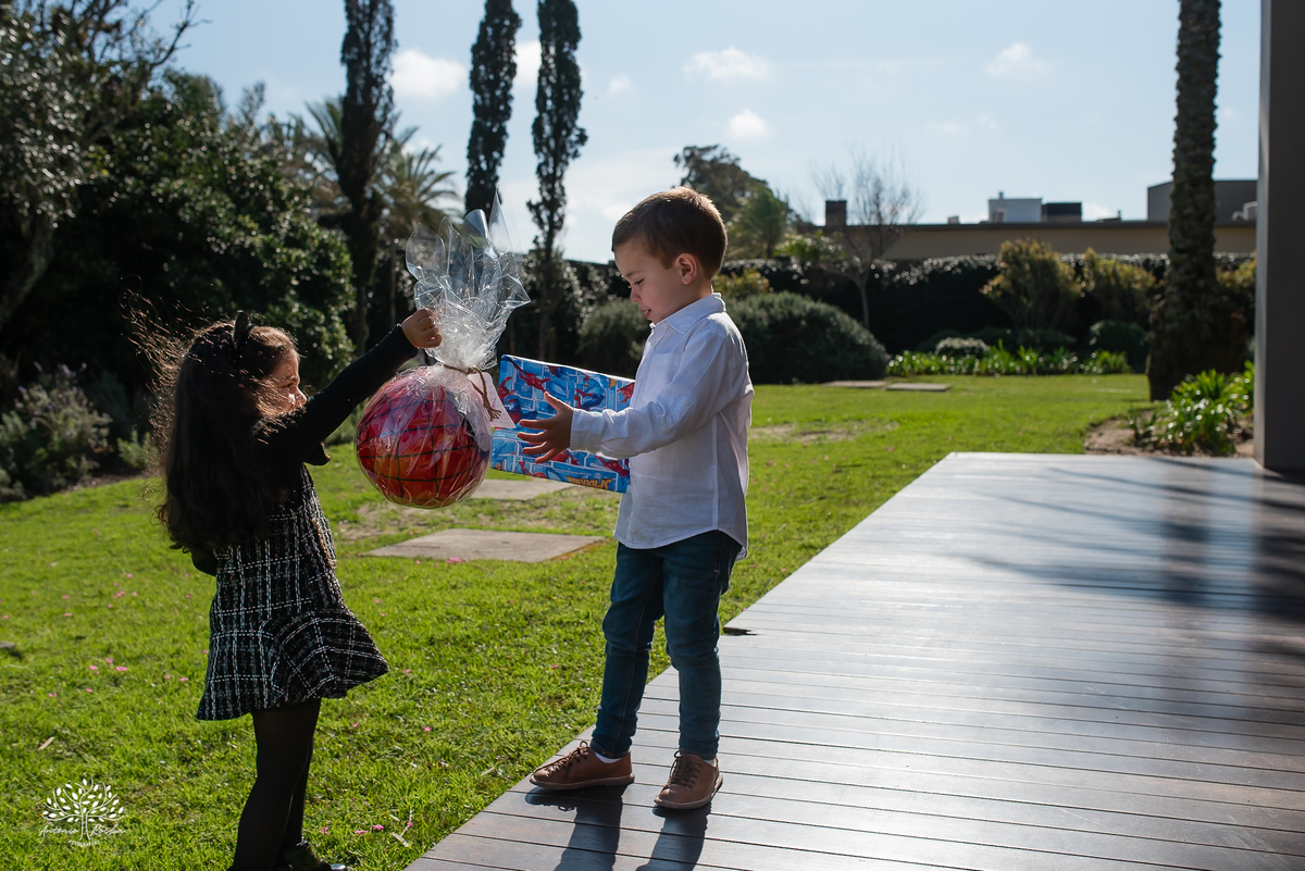 fotografia infantil - fotógrafo de aniversários - registro de infância - festa infantil - fotos espontâneas - fotógrafo em família - lembranças de aniversário - fotografia de criança  - tema Batman - animador Roxito - chuva de neve - Antonio Rochas Fotos