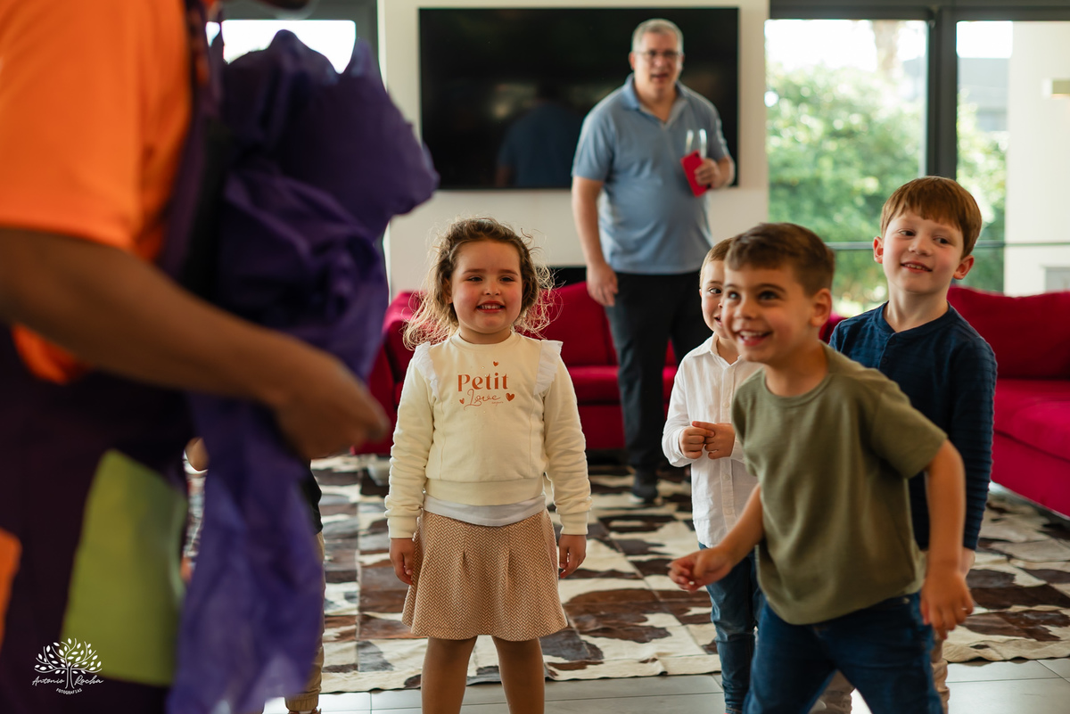 fotografia infantil - fotógrafo de aniversários - registro de infância - festa infantil - fotos espontâneas - fotógrafo em família - lembranças de aniversário - fotografia de criança  - tema Batman - animador Roxito - chuva de neve - Antonio Rochas Fotos