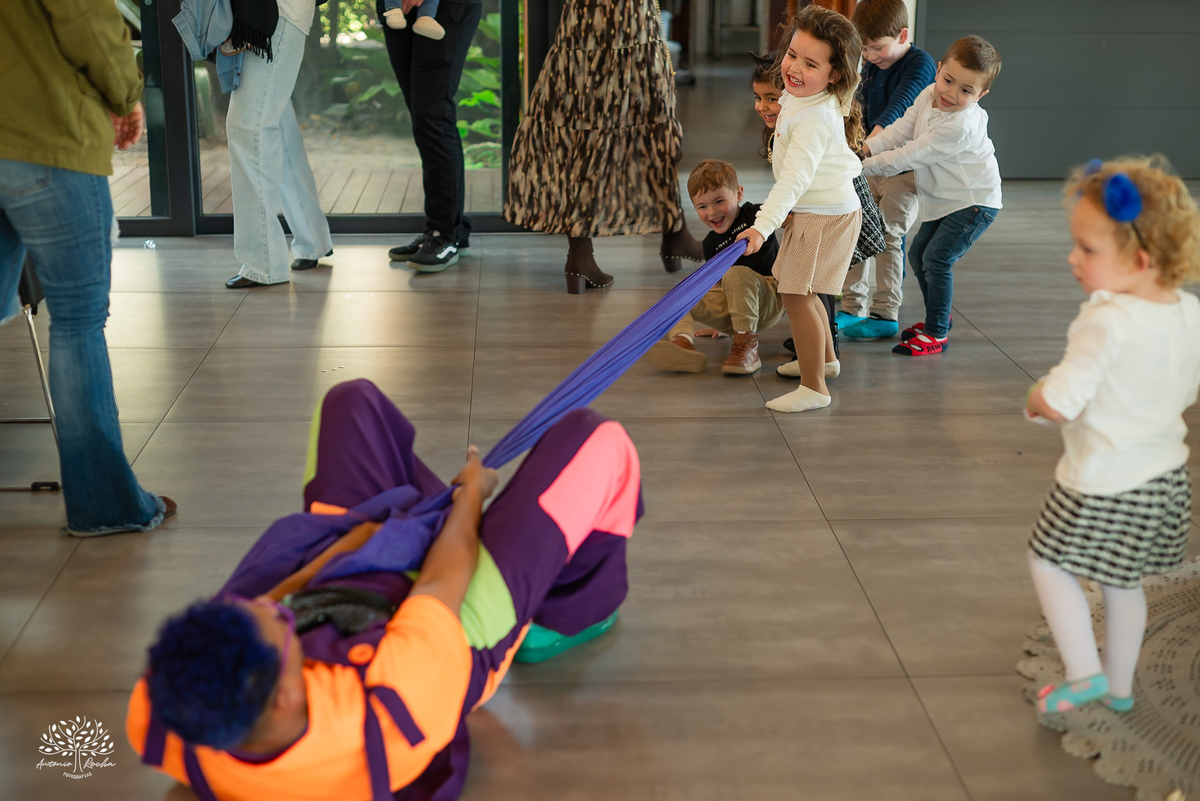 fotografia infantil - fotógrafo de aniversários - registro de infância - festa infantil - fotos espontâneas - fotógrafo em família - lembranças de aniversário - fotografia de criança  - tema Batman - animador Roxito - chuva de neve - Antonio Rochas Fotos