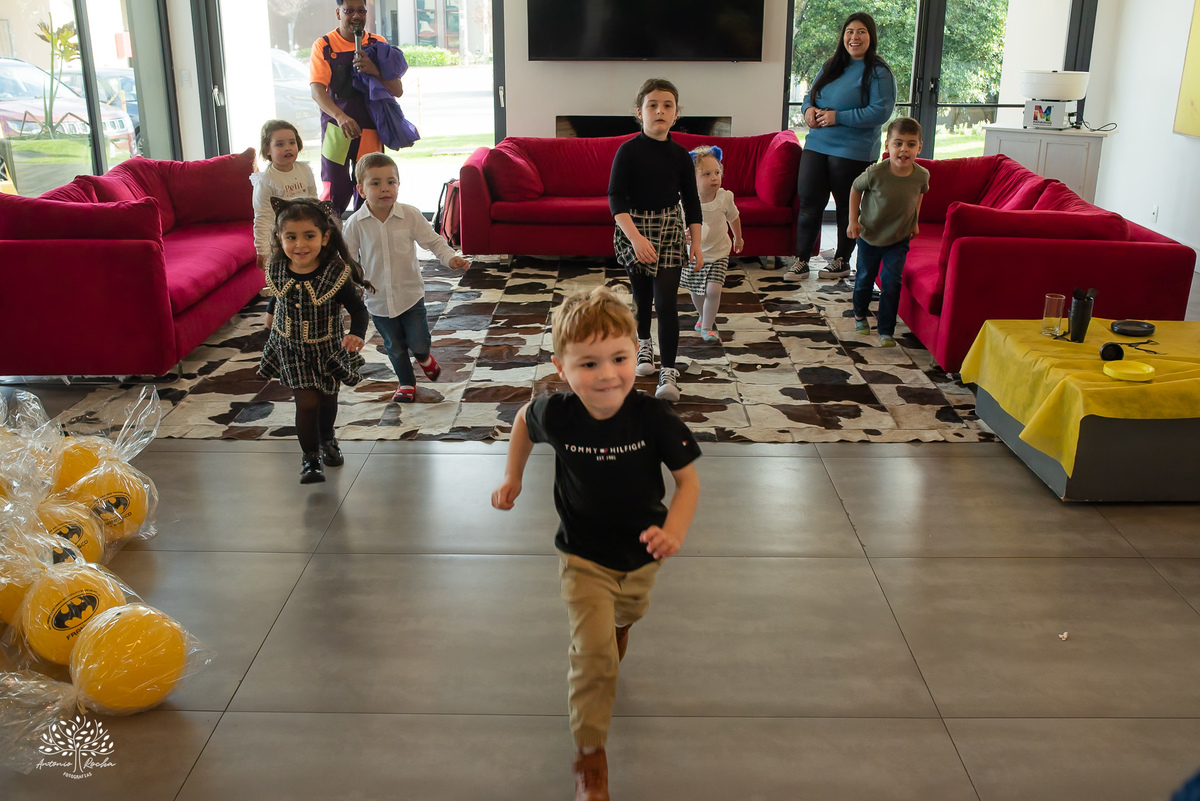 fotografia infantil - fotógrafo de aniversários - registro de infância - festa infantil - fotos espontâneas - fotógrafo em família - lembranças de aniversário - fotografia de criança  - tema Batman - animador Roxito - chuva de neve - Antonio Rochas Fotos