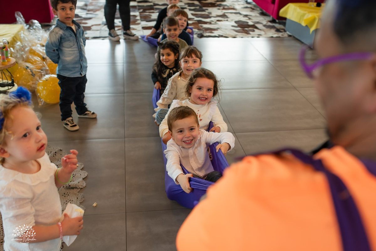 fotografia infantil - fotógrafo de aniversários - registro de infância - festa infantil - fotos espontâneas - fotógrafo em família - lembranças de aniversário - fotografia de criança  - tema Batman - animador Roxito - chuva de neve - Antonio Rochas Fotos