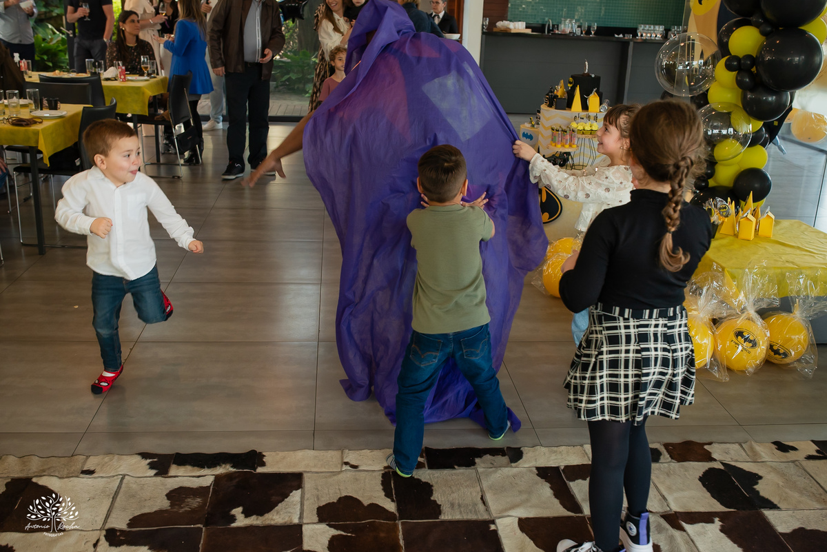 fotografia infantil - fotógrafo de aniversários - registro de infância - festa infantil - fotos espontâneas - fotógrafo em família - lembranças de aniversário - fotografia de criança  - tema Batman - animador Roxito - chuva de neve - Antonio Rochas Fotos