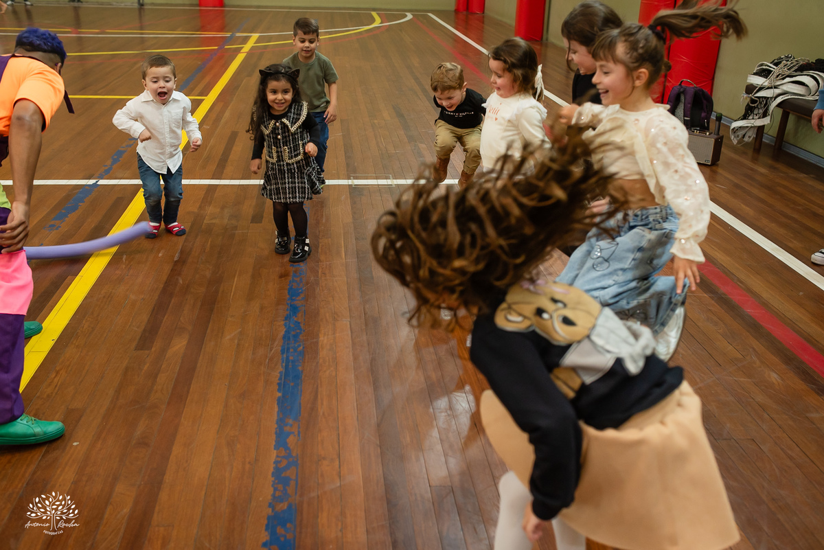 fotografia infantil - fotógrafo de aniversários - registro de infância - festa infantil - fotos espontâneas - fotógrafo em família - lembranças de aniversário - fotografia de criança  - tema Batman - animador Roxito - chuva de neve - Antonio Rochas Fotos