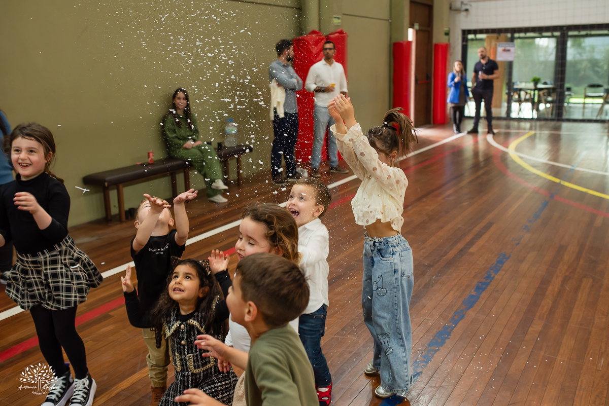 fotografia infantil - fotógrafo de aniversários - registro de infância - festa infantil - fotos espontâneas - fotógrafo em família - lembranças de aniversário - fotografia de criança  - tema Batman - animador Roxito - chuva de neve - Antonio Rochas Fotos