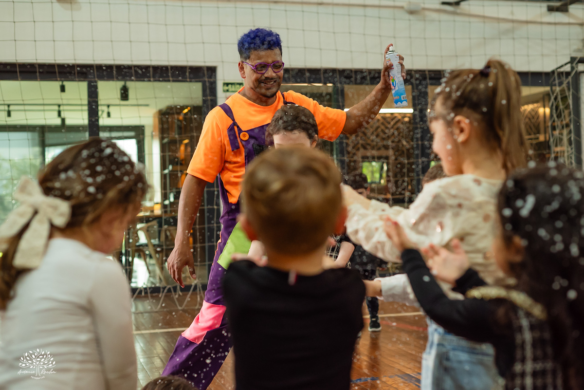 fotografia infantil - fotógrafo de aniversários - registro de infância - festa infantil - fotos espontâneas - fotógrafo em família - lembranças de aniversário - fotografia de criança  - tema Batman - animador Roxito - chuva de neve - Antonio Rochas Fotos