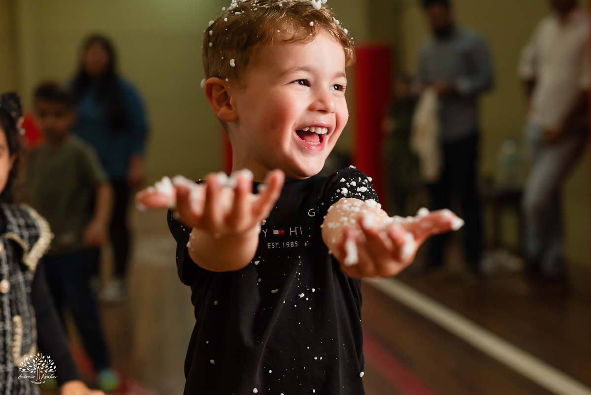 fotografia infantil - fotógrafo de aniversários - registro de infância - festa infantil - fotos espontâneas - fotógrafo em família - lembranças de aniversário - fotografia de criança  - tema Batman - animador Roxito - chuva de neve - Antonio Rochas Fotos