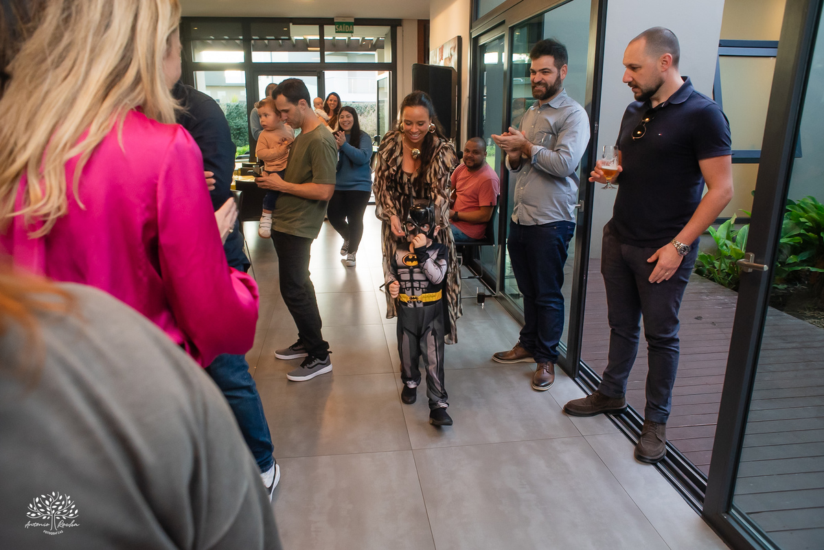 fotografia infantil - fotógrafo de aniversários - registro de infância - festa infantil - fotos espontâneas - fotógrafo em família - lembranças de aniversário - fotografia de criança  - tema Batman - animador Roxito - chuva de neve - Antonio Rochas Fotos