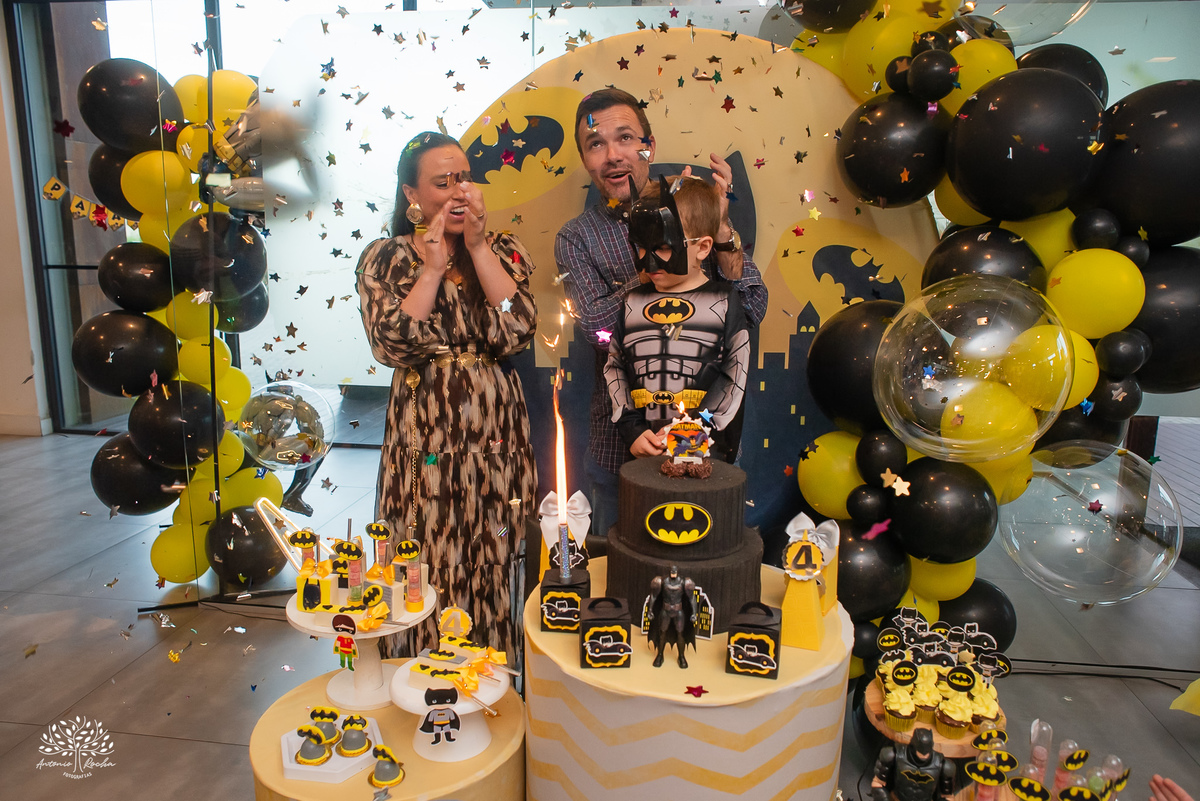 fotografia infantil - fotógrafo de aniversários - registro de infância - festa infantil - fotos espontâneas - fotógrafo em família - lembranças de aniversário - fotografia de criança  - tema Batman - animador Roxito - chuva de neve - Antonio Rochas Fotos