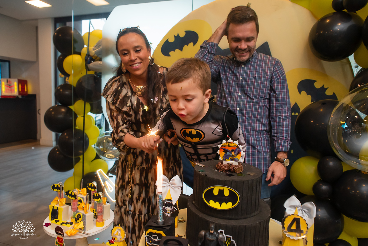 fotografia infantil - fotógrafo de aniversários - registro de infância - festa infantil - fotos espontâneas - fotógrafo em família - lembranças de aniversário - fotografia de criança  - tema Batman - animador Roxito - chuva de neve - Antonio Rochas Fotos