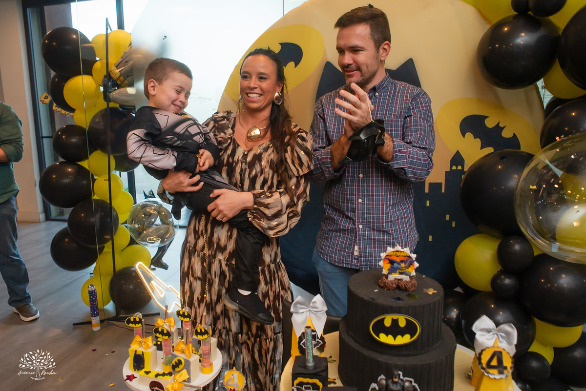 fotografia infantil - fotógrafo de aniversários - registro de infância - festa infantil - fotos espontâneas - fotógrafo em família - lembranças de aniversário - fotografia de criança  - tema Batman - animador Roxito - chuva de neve - Antonio Rochas Fotos