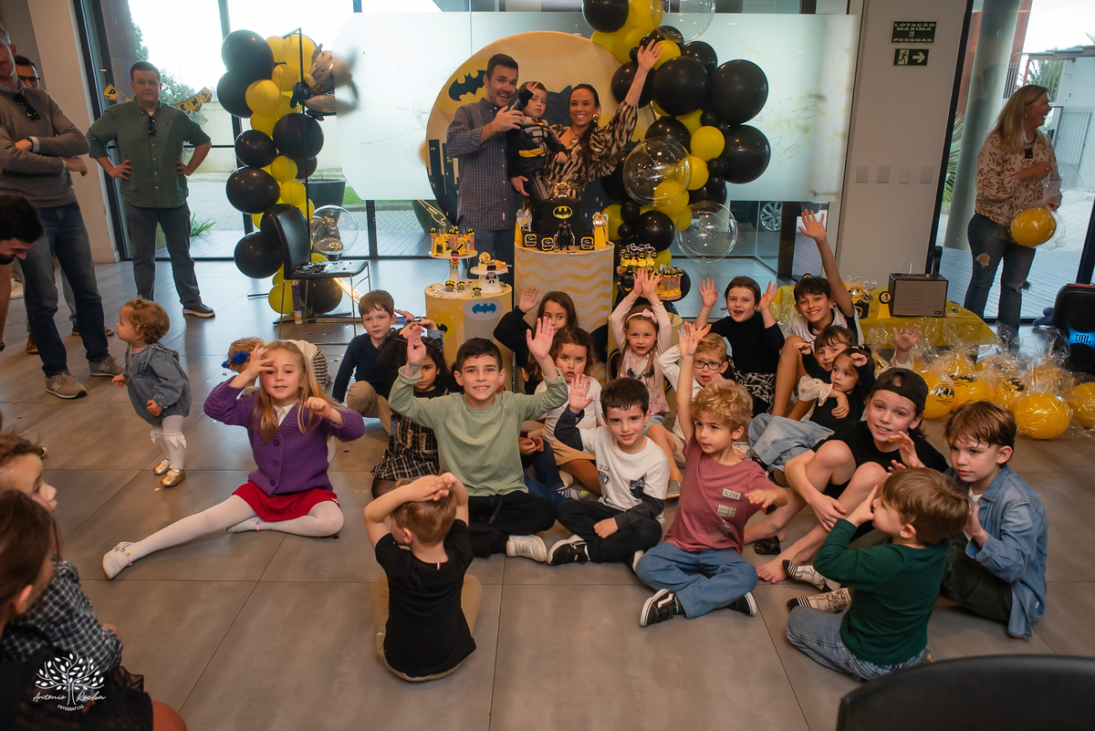 fotografia infantil - fotógrafo de aniversários - registro de infância - festa infantil - fotos espontâneas - fotógrafo em família - lembranças de aniversário - fotografia de criança  - tema Batman - animador Roxito - chuva de neve - Antonio Rochas Fotos