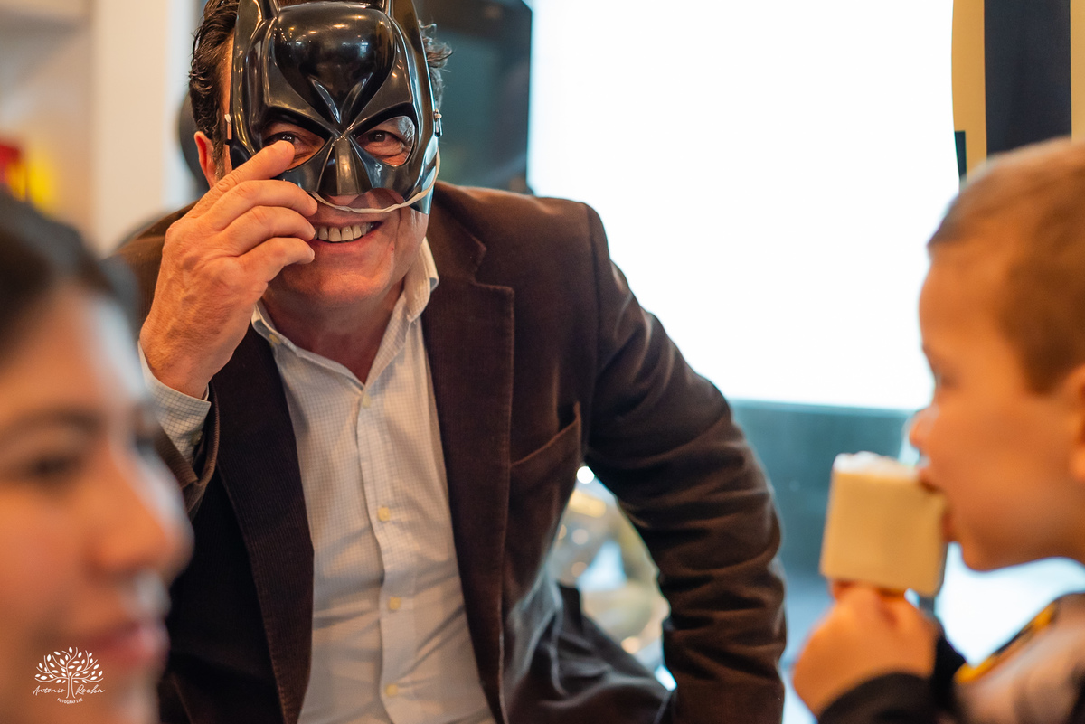 fotografia infantil - fotógrafo de aniversários - registro de infância - festa infantil - fotos espontâneas - fotógrafo em família - lembranças de aniversário - fotografia de criança  - tema Batman - animador Roxito - chuva de neve - Antonio Rochas Fotos
