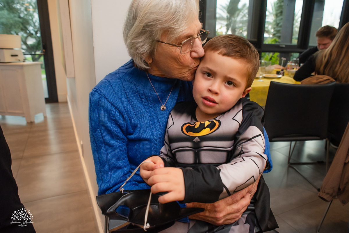 fotografia infantil - fotógrafo de aniversários - registro de infância - festa infantil - fotos espontâneas - fotógrafo em família - lembranças de aniversário - fotografia de criança  - tema Batman - animador Roxito - chuva de neve - Antonio Rochas Fotos