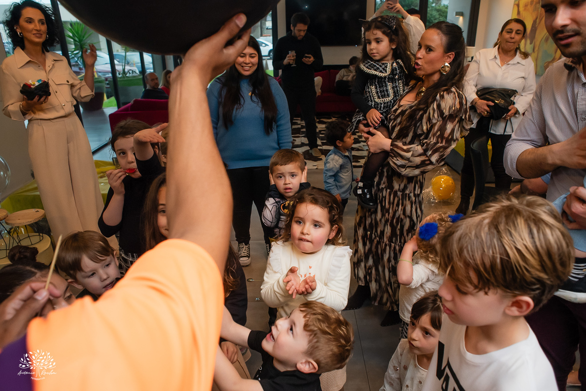 fotografia infantil - fotógrafo de aniversários - registro de infância - festa infantil - fotos espontâneas - fotógrafo em família - lembranças de aniversário - fotografia de criança  - tema Batman - animador Roxito - chuva de neve - Antonio Rochas Fotos