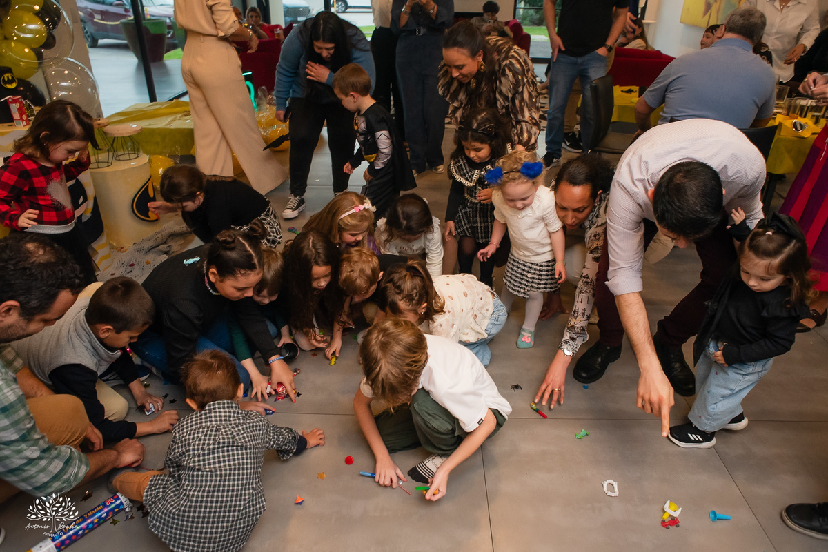fotografia infantil - fotógrafo de aniversários - registro de infância - festa infantil - fotos espontâneas - fotógrafo em família - lembranças de aniversário - fotografia de criança  - tema Batman - animador Roxito - chuva de neve - Antonio Rochas Fotos