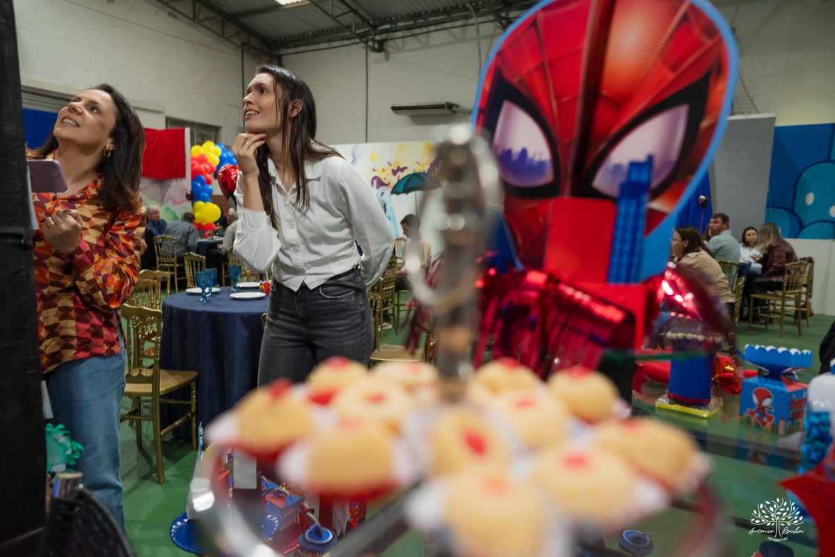 aniversário 5 anos Rodrigo - festa infantil - fotografia de aniversário - fotos espontâneas - super-herói Homem-Aranha - decoração festa Homem-Aranha - Zé Neto Eventos - Meu Herói Oficial - fotógrafo de festas em Pelotas - Antonio Rocha Fotografias - doce