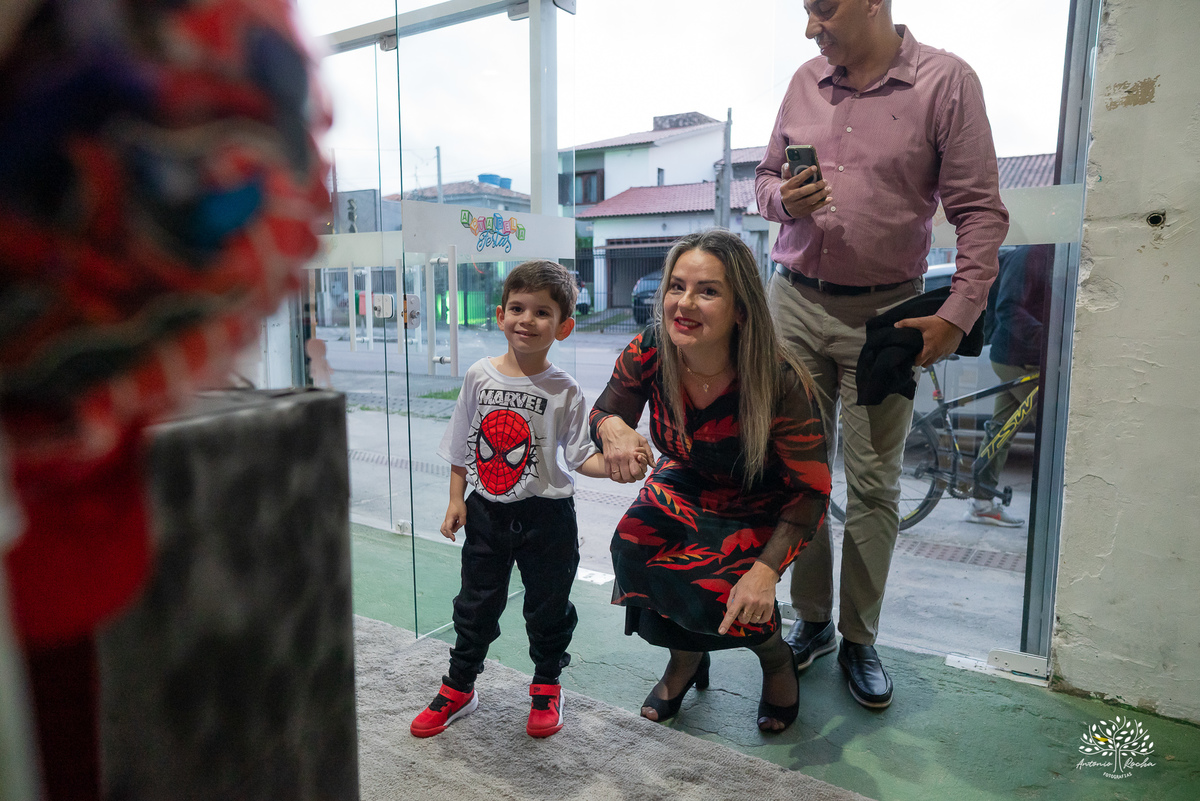 aniversário 5 anos Rodrigo - festa infantil - fotografia de aniversário - fotos espontâneas - super-herói Homem-Aranha - decoração festa Homem-Aranha - Zé Neto Eventos - Meu Herói Oficial - fotógrafo de festas em Pelotas - Antonio Rocha Fotografias - doce