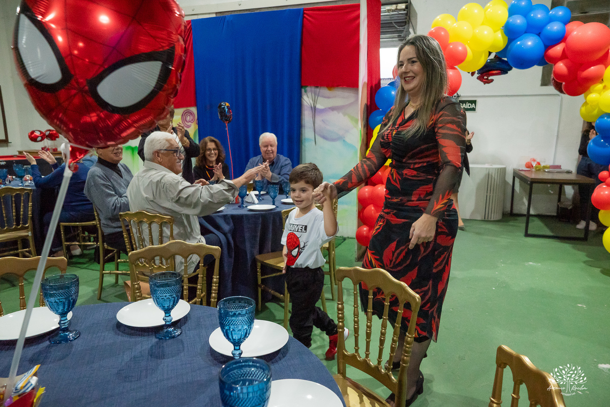 aniversário 5 anos Rodrigo - festa infantil - fotografia de aniversário - fotos espontâneas - super-herói Homem-Aranha - decoração festa Homem-Aranha - Zé Neto Eventos - Meu Herói Oficial - fotógrafo de festas em Pelotas - Antonio Rocha Fotografias - doce