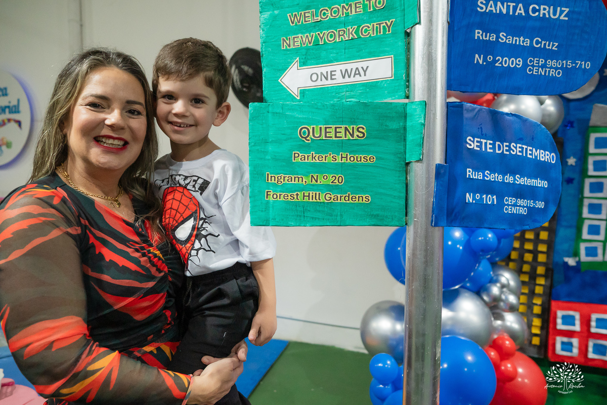 aniversário 5 anos Rodrigo - festa infantil - fotografia de aniversário - fotos espontâneas - super-herói Homem-Aranha - decoração festa Homem-Aranha - Zé Neto Eventos - Meu Herói Oficial - fotógrafo de festas em Pelotas - Antonio Rocha Fotografias - doce