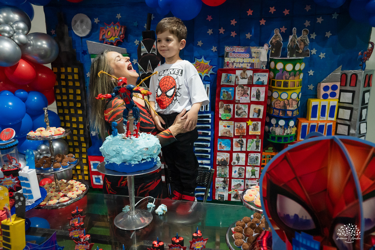 aniversário 5 anos Rodrigo - festa infantil - fotografia de aniversário - fotos espontâneas - super-herói Homem-Aranha - decoração festa Homem-Aranha - Zé Neto Eventos - Meu Herói Oficial - fotógrafo de festas em Pelotas - Antonio Rocha Fotografias - doce