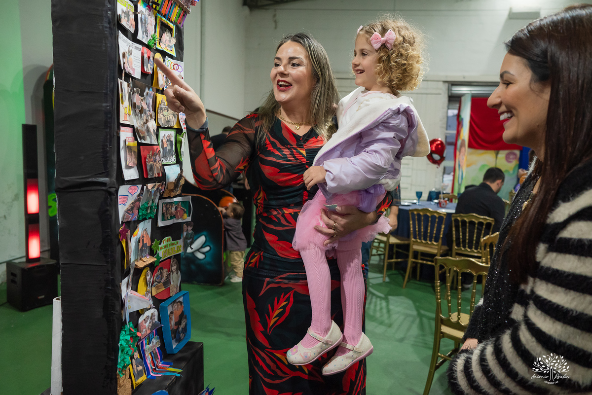 aniversário 5 anos Rodrigo - festa infantil - fotografia de aniversário - fotos espontâneas - super-herói Homem-Aranha - decoração festa Homem-Aranha - Zé Neto Eventos - Meu Herói Oficial - fotógrafo de festas em Pelotas - Antonio Rocha Fotografias - doce