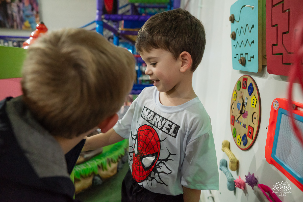 aniversário 5 anos Rodrigo - festa infantil - fotografia de aniversário - fotos espontâneas - super-herói Homem-Aranha - decoração festa Homem-Aranha - Zé Neto Eventos - Meu Herói Oficial - fotógrafo de festas em Pelotas - Antonio Rocha Fotografias - doce