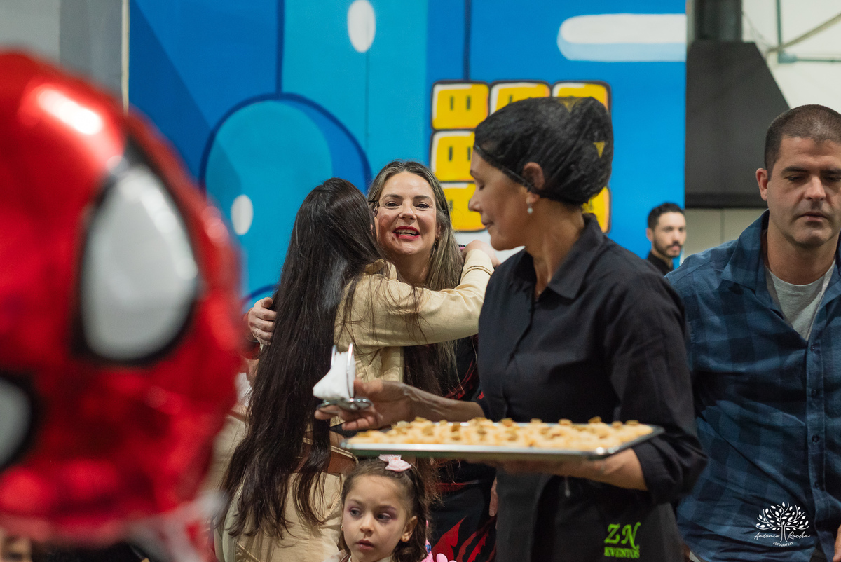 aniversário 5 anos Rodrigo - festa infantil - fotografia de aniversário - fotos espontâneas - super-herói Homem-Aranha - decoração festa Homem-Aranha - Zé Neto Eventos - Meu Herói Oficial - fotógrafo de festas em Pelotas - Antonio Rocha Fotografias - doce
