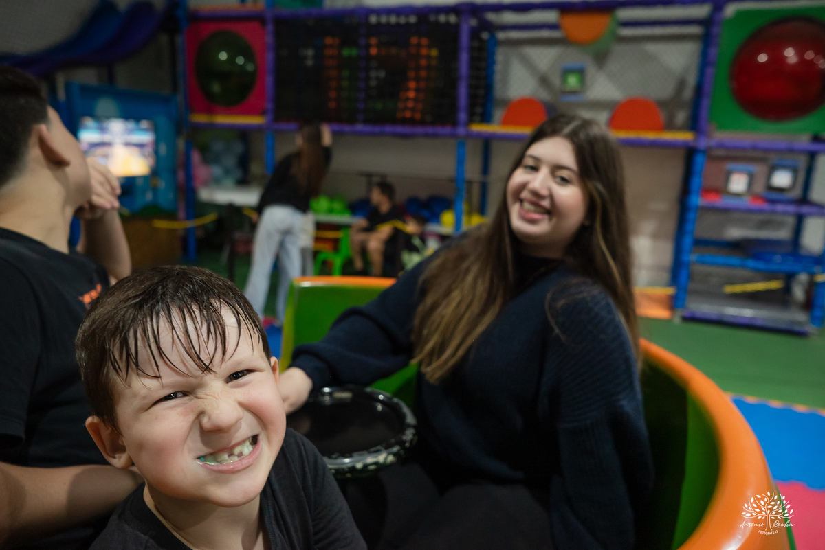 aniversário 5 anos Rodrigo - festa infantil - fotografia de aniversário - fotos espontâneas - super-herói Homem-Aranha - decoração festa Homem-Aranha - Zé Neto Eventos - Meu Herói Oficial - fotógrafo de festas em Pelotas - Antonio Rocha Fotografias - doce