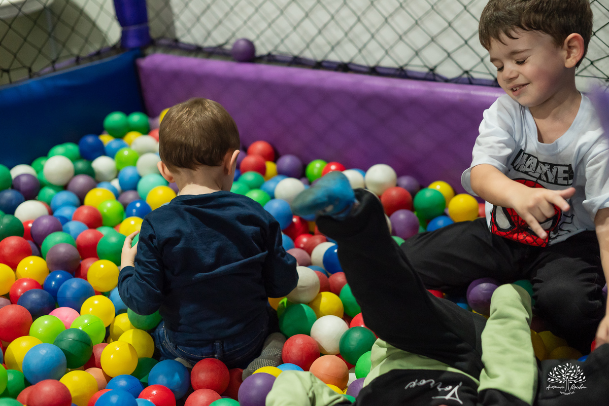 aniversário 5 anos Rodrigo - festa infantil - fotografia de aniversário - fotos espontâneas - super-herói Homem-Aranha - decoração festa Homem-Aranha - Zé Neto Eventos - Meu Herói Oficial - fotógrafo de festas em Pelotas - Antonio Rocha Fotografias - doce