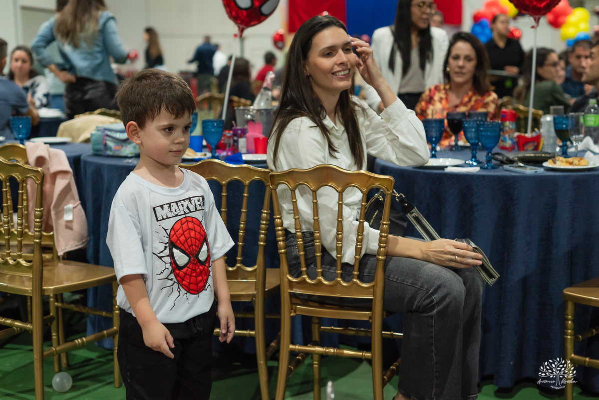 aniversário 5 anos Rodrigo - festa infantil - fotografia de aniversário - fotos espontâneas - super-herói Homem-Aranha - decoração festa Homem-Aranha - Zé Neto Eventos - Meu Herói Oficial - fotógrafo de festas em Pelotas - Antonio Rocha Fotografias - doce