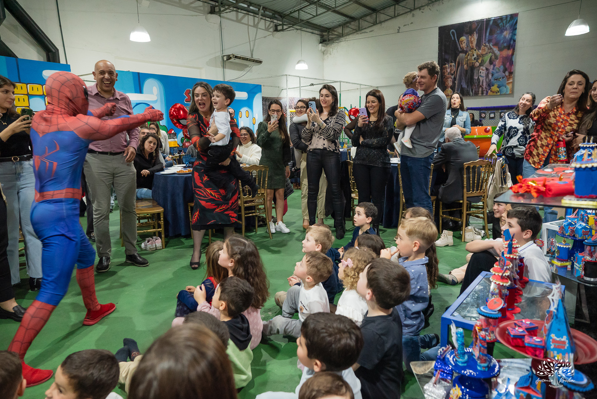 aniversário 5 anos Rodrigo - festa infantil - fotografia de aniversário - fotos espontâneas - super-herói Homem-Aranha - decoração festa Homem-Aranha - Zé Neto Eventos - Meu Herói Oficial - fotógrafo de festas em Pelotas - Antonio Rocha Fotografias - doce