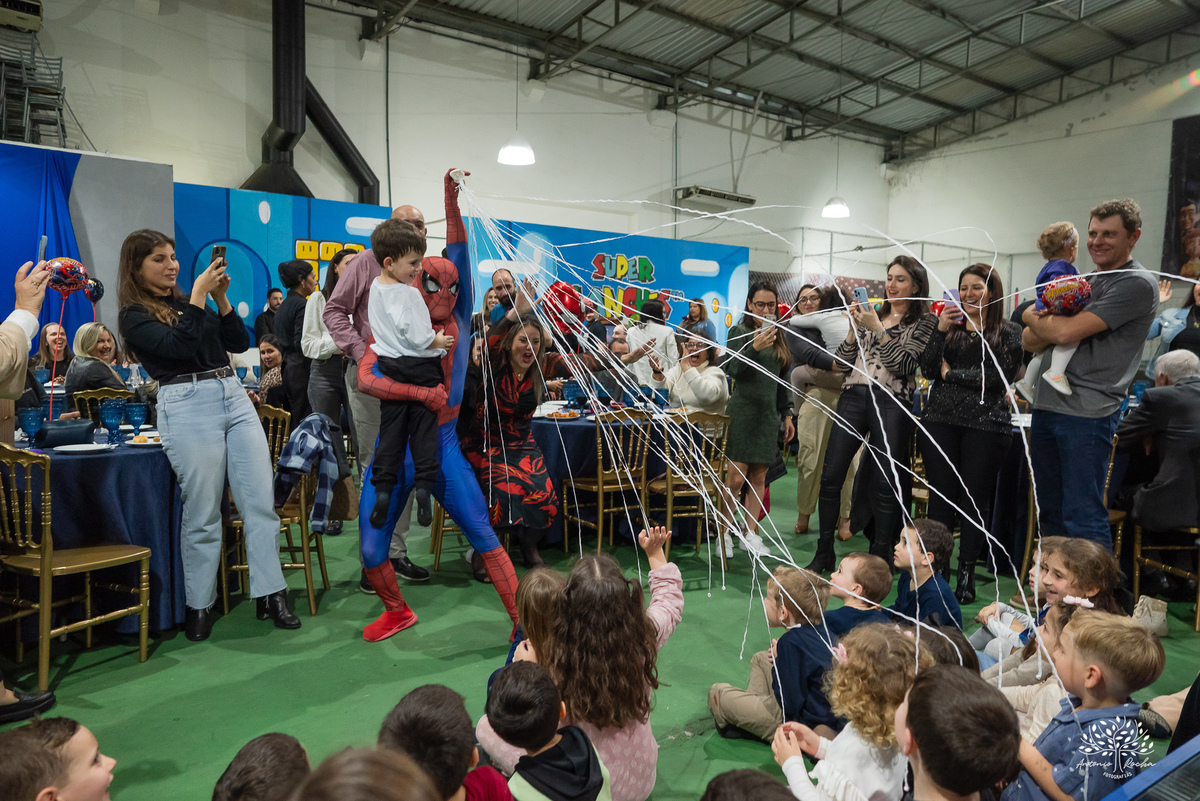 aniversário 5 anos Rodrigo - festa infantil - fotografia de aniversário - fotos espontâneas - super-herói Homem-Aranha - decoração festa Homem-Aranha - Zé Neto Eventos - Meu Herói Oficial - fotógrafo de festas em Pelotas - Antonio Rocha Fotografias - doce