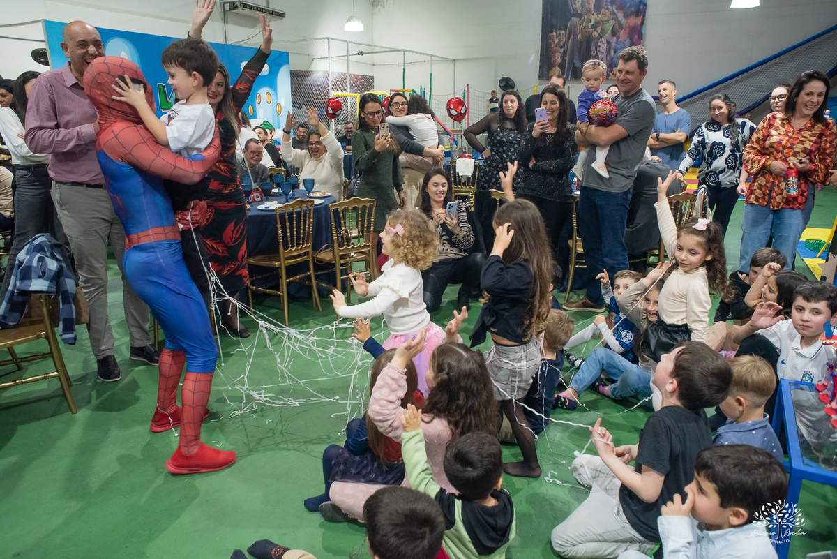 aniversário 5 anos Rodrigo - festa infantil - fotografia de aniversário - fotos espontâneas - super-herói Homem-Aranha - decoração festa Homem-Aranha - Zé Neto Eventos - Meu Herói Oficial - fotógrafo de festas em Pelotas - Antonio Rocha Fotografias - doce