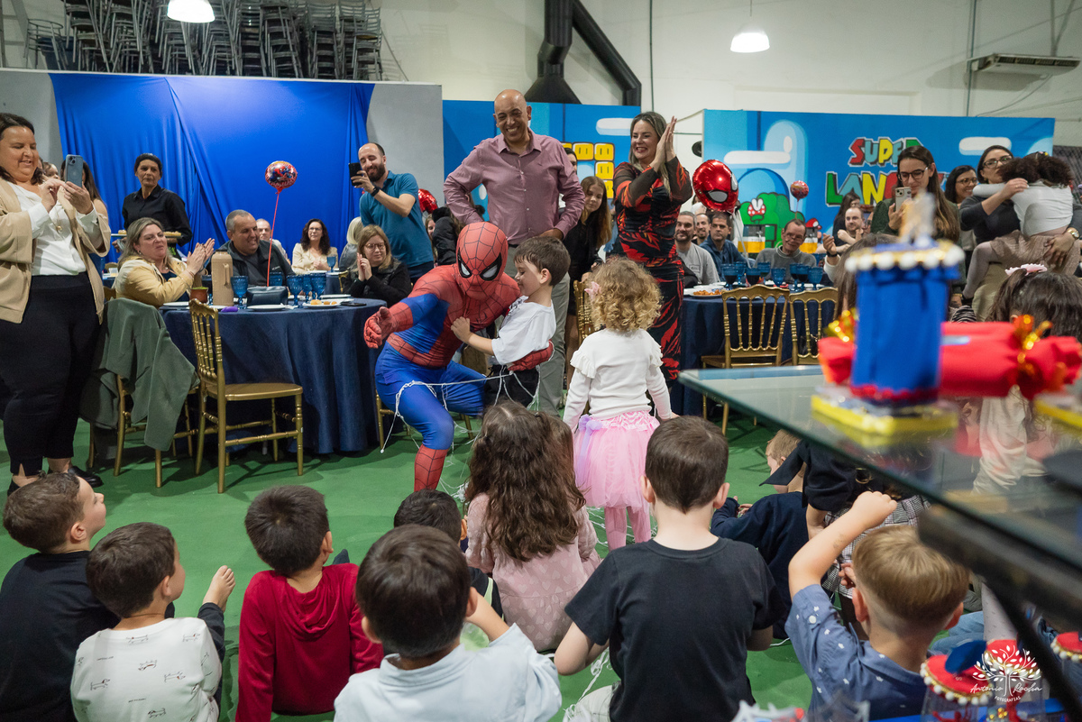 aniversário 5 anos Rodrigo - festa infantil - fotografia de aniversário - fotos espontâneas - super-herói Homem-Aranha - decoração festa Homem-Aranha - Zé Neto Eventos - Meu Herói Oficial - fotógrafo de festas em Pelotas - Antonio Rocha Fotografias - doce