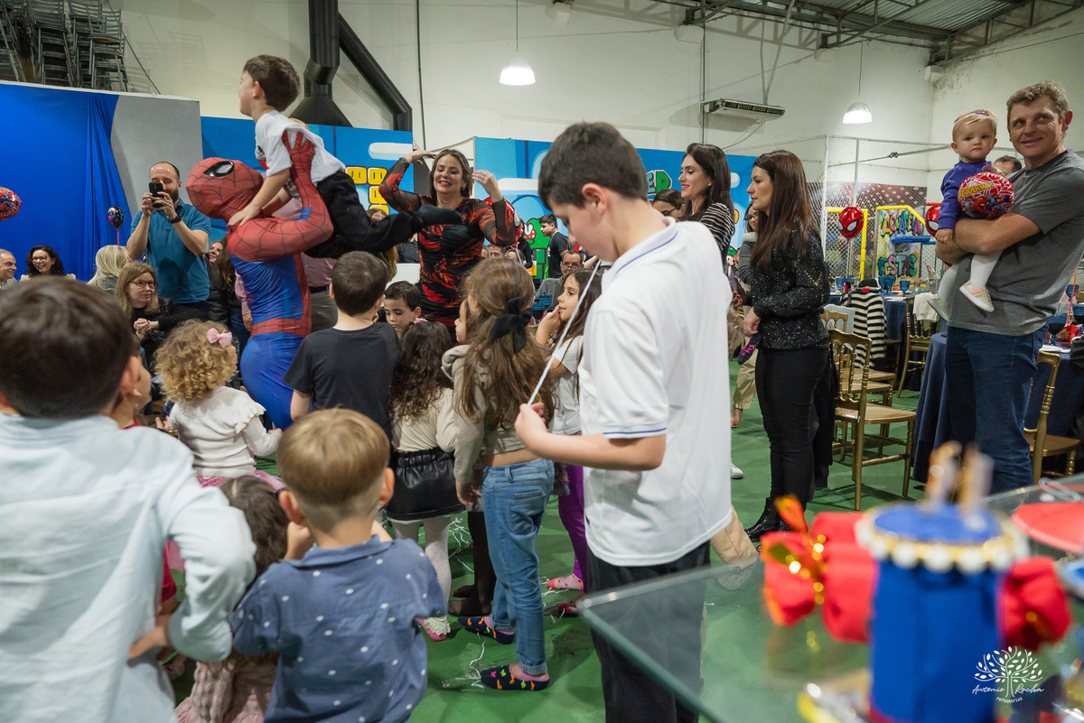aniversário 5 anos Rodrigo - festa infantil - fotografia de aniversário - fotos espontâneas - super-herói Homem-Aranha - decoração festa Homem-Aranha - Zé Neto Eventos - Meu Herói Oficial - fotógrafo de festas em Pelotas - Antonio Rocha Fotografias - doce
