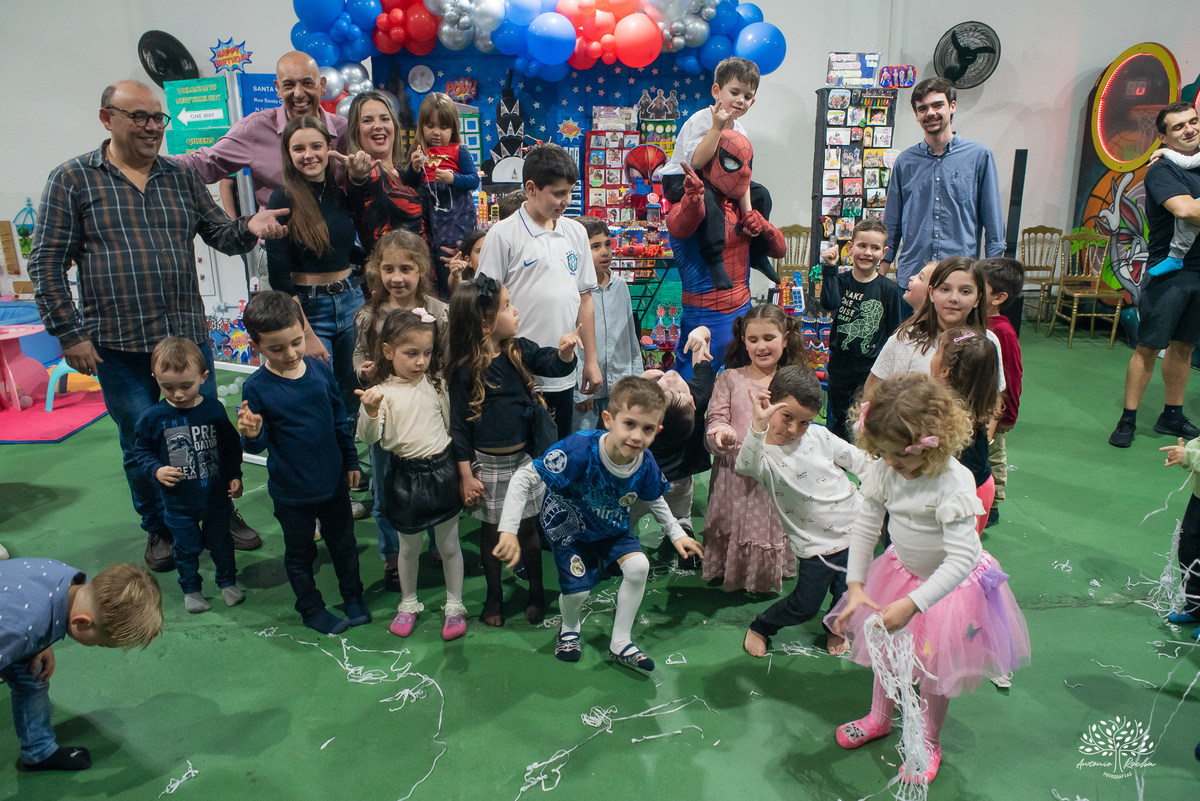 aniversário 5 anos Rodrigo - festa infantil - fotografia de aniversário - fotos espontâneas - super-herói Homem-Aranha - decoração festa Homem-Aranha - Zé Neto Eventos - Meu Herói Oficial - fotógrafo de festas em Pelotas - Antonio Rocha Fotografias - doce