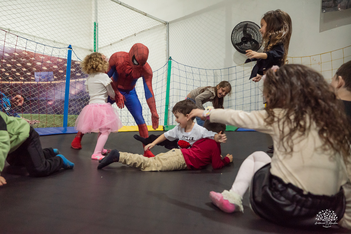 aniversário 5 anos Rodrigo - festa infantil - fotografia de aniversário - fotos espontâneas - super-herói Homem-Aranha - decoração festa Homem-Aranha - Zé Neto Eventos - Meu Herói Oficial - fotógrafo de festas em Pelotas - Antonio Rocha Fotografias - doce