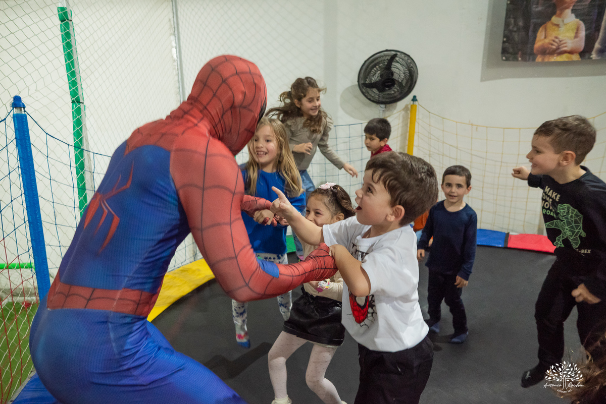 aniversário 5 anos Rodrigo - festa infantil - fotografia de aniversário - fotos espontâneas - super-herói Homem-Aranha - decoração festa Homem-Aranha - Zé Neto Eventos - Meu Herói Oficial - fotógrafo de festas em Pelotas - Antonio Rocha Fotografias - doce