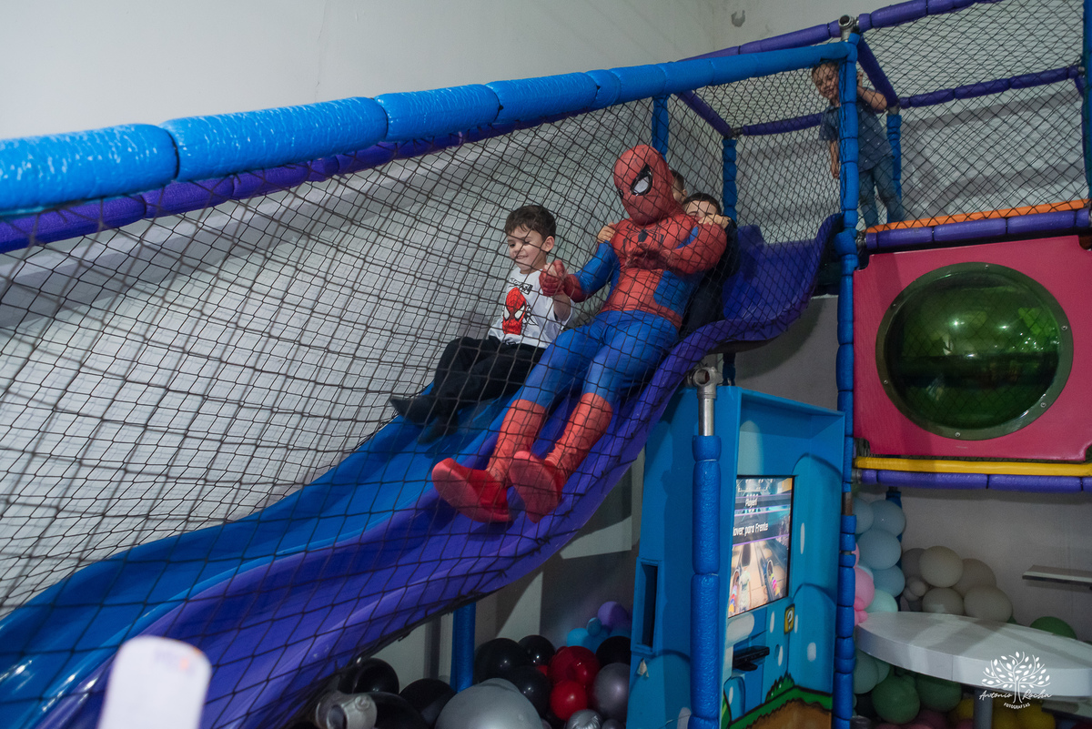 aniversário 5 anos Rodrigo - festa infantil - fotografia de aniversário - fotos espontâneas - super-herói Homem-Aranha - decoração festa Homem-Aranha - Zé Neto Eventos - Meu Herói Oficial - fotógrafo de festas em Pelotas - Antonio Rocha Fotografias - doce