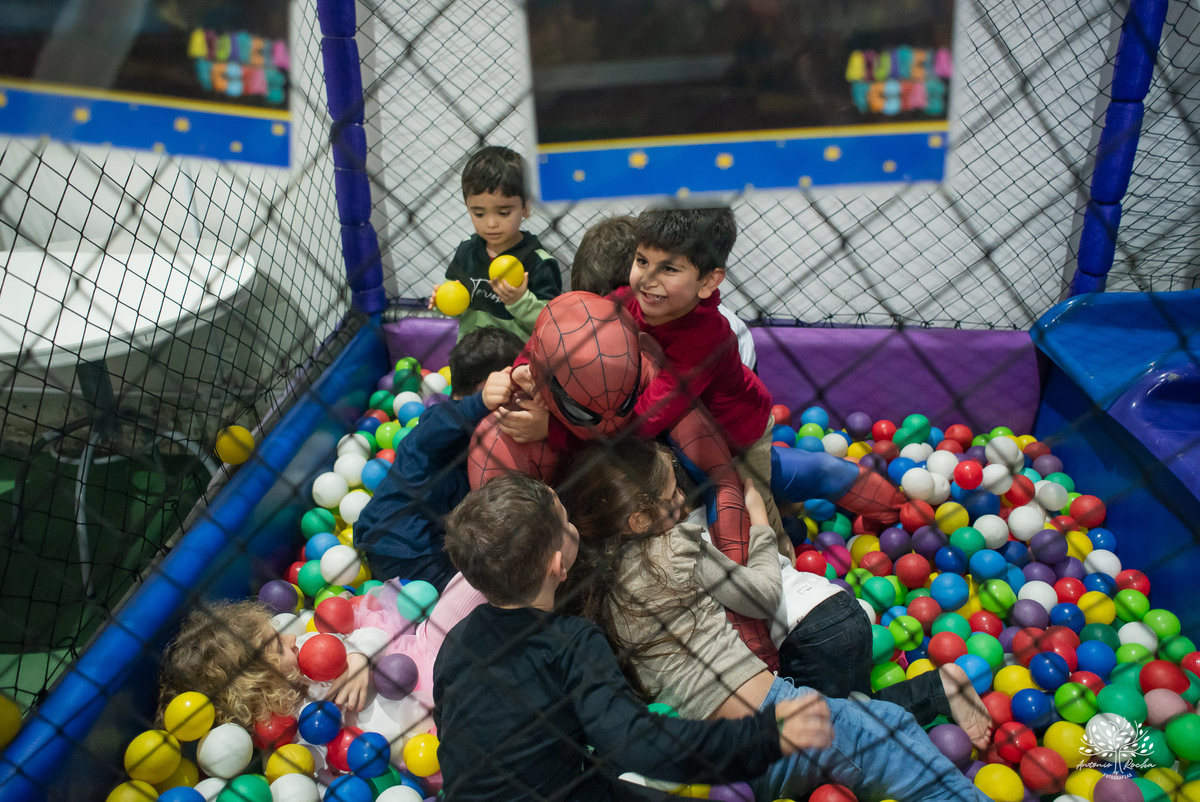 aniversário 5 anos Rodrigo - festa infantil - fotografia de aniversário - fotos espontâneas - super-herói Homem-Aranha - decoração festa Homem-Aranha - Zé Neto Eventos - Meu Herói Oficial - fotógrafo de festas em Pelotas - Antonio Rocha Fotografias - doce