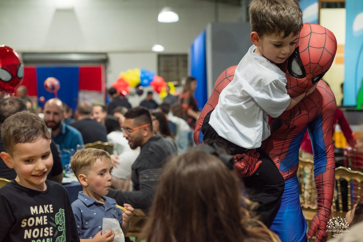aniversário 5 anos Rodrigo - festa infantil - fotografia de aniversário - fotos espontâneas - super-herói Homem-Aranha - decoração festa Homem-Aranha - Zé Neto Eventos - Meu Herói Oficial - fotógrafo de festas em Pelotas - Antonio Rocha Fotografias - doce