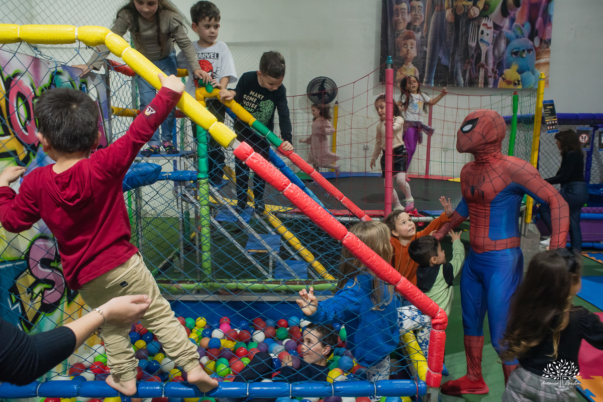 aniversário 5 anos Rodrigo - festa infantil - fotografia de aniversário - fotos espontâneas - super-herói Homem-Aranha - decoração festa Homem-Aranha - Zé Neto Eventos - Meu Herói Oficial - fotógrafo de festas em Pelotas - Antonio Rocha Fotografias - doce