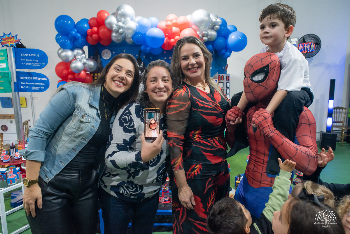 aniversário 5 anos Rodrigo - festa infantil - fotografia de aniversário - fotos espontâneas - super-herói Homem-Aranha - decoração festa Homem-Aranha - Zé Neto Eventos - Meu Herói Oficial - fotógrafo de festas em Pelotas - Antonio Rocha Fotografias - doce