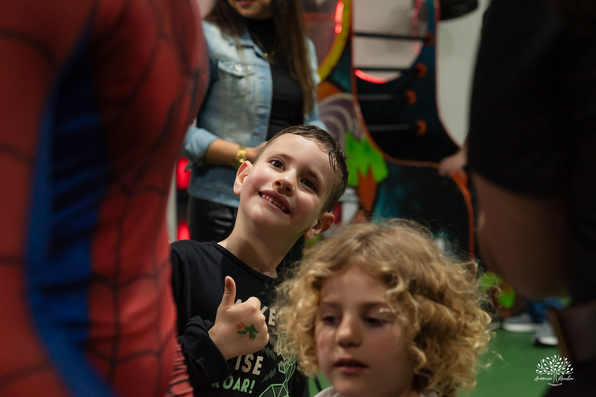 aniversário 5 anos Rodrigo - festa infantil - fotografia de aniversário - fotos espontâneas - super-herói Homem-Aranha - decoração festa Homem-Aranha - Zé Neto Eventos - Meu Herói Oficial - fotógrafo de festas em Pelotas - Antonio Rocha Fotografias - doce