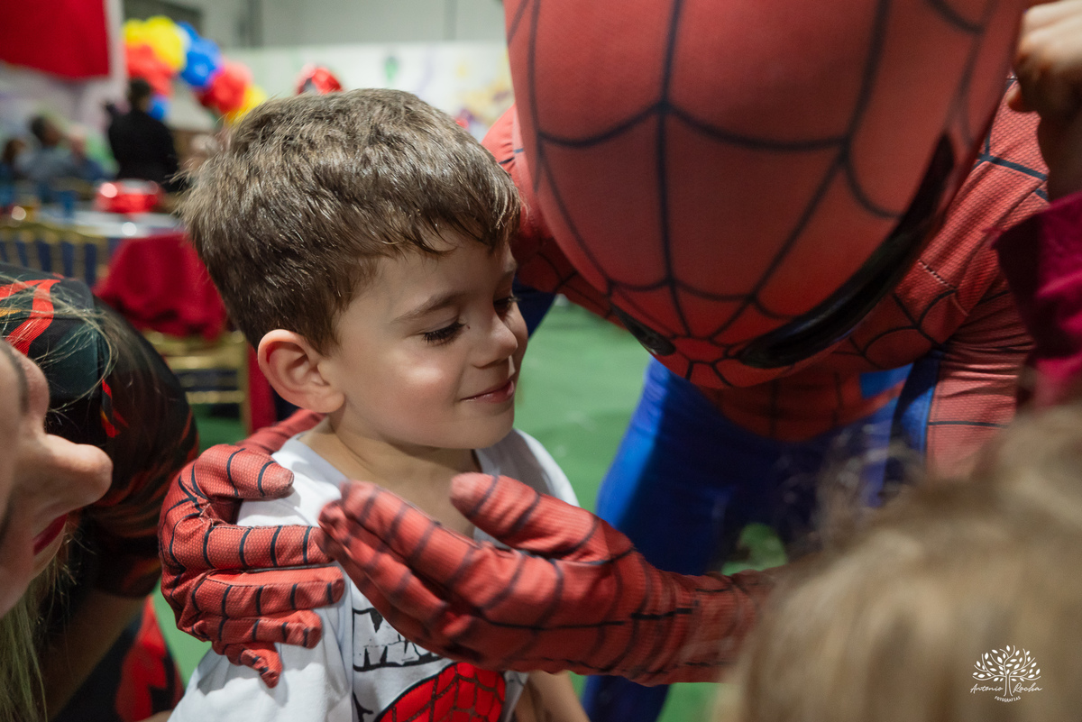 aniversário 5 anos Rodrigo - festa infantil - fotografia de aniversário - fotos espontâneas - super-herói Homem-Aranha - decoração festa Homem-Aranha - Zé Neto Eventos - Meu Herói Oficial - fotógrafo de festas em Pelotas - Antonio Rocha Fotografias - doce