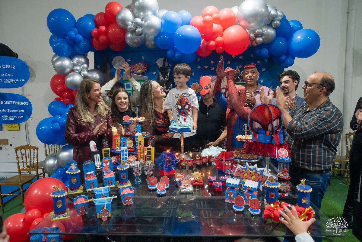 aniversário 5 anos Rodrigo - festa infantil - fotografia de aniversário - fotos espontâneas - super-herói Homem-Aranha - decoração festa Homem-Aranha - Zé Neto Eventos - Meu Herói Oficial - fotógrafo de festas em Pelotas - Antonio Rocha Fotografias - doce