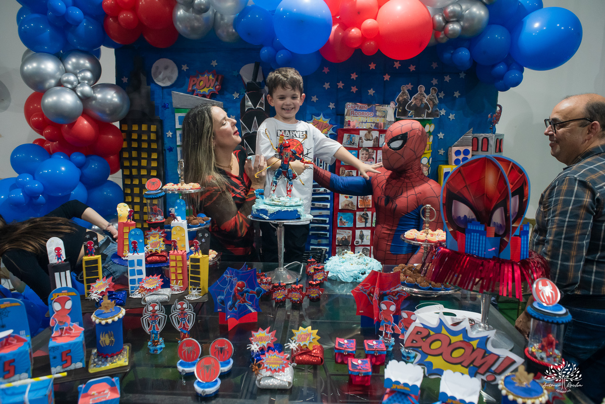 aniversário 5 anos Rodrigo - festa infantil - fotografia de aniversário - fotos espontâneas - super-herói Homem-Aranha - decoração festa Homem-Aranha - Zé Neto Eventos - Meu Herói Oficial - fotógrafo de festas em Pelotas - Antonio Rocha Fotografias - doce