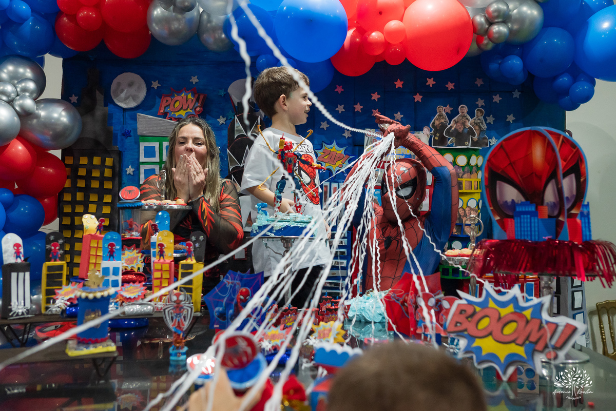 aniversário 5 anos Rodrigo - festa infantil - fotografia de aniversário - fotos espontâneas - super-herói Homem-Aranha - decoração festa Homem-Aranha - Zé Neto Eventos - Meu Herói Oficial - fotógrafo de festas em Pelotas - Antonio Rocha Fotografias - doce