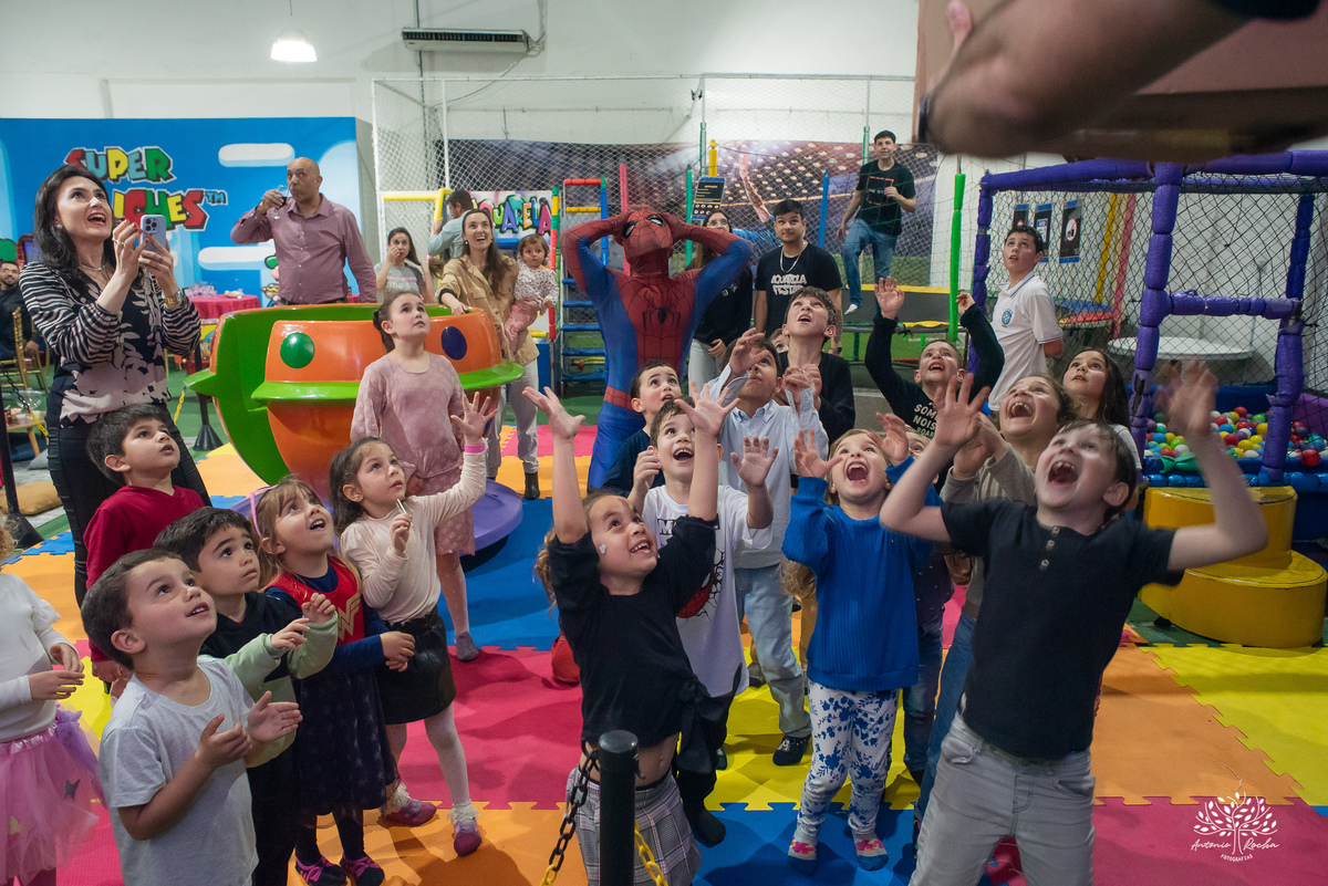 aniversário 5 anos Rodrigo - festa infantil - fotografia de aniversário - fotos espontâneas - super-herói Homem-Aranha - decoração festa Homem-Aranha - Zé Neto Eventos - Meu Herói Oficial - fotógrafo de festas em Pelotas - Antonio Rocha Fotografias - doce